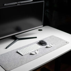 DeltaHub Minimalistic felt desk pad